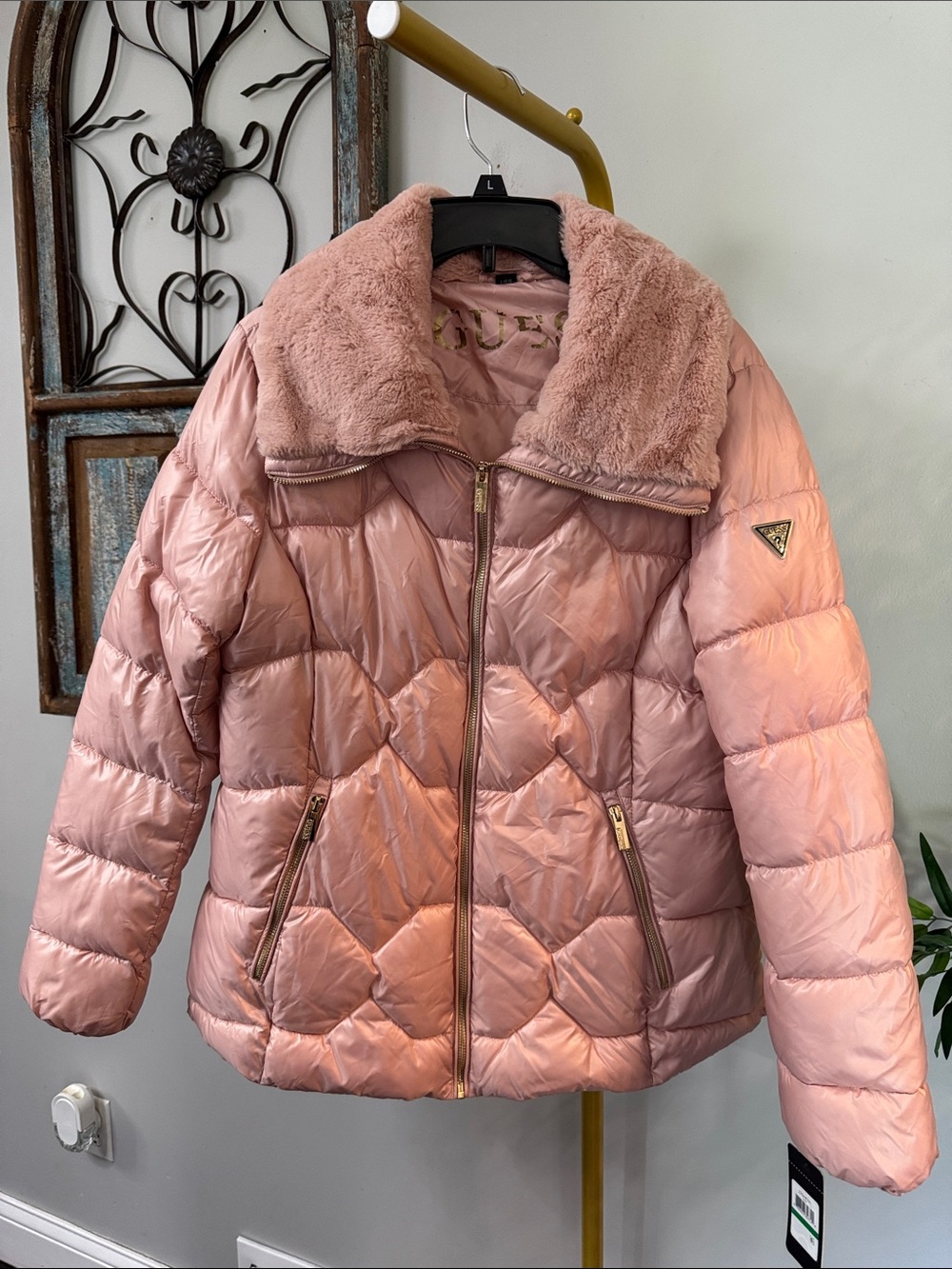 Guess Women’s blush Pink Quilted Puffer with Faux-Fur Collar NWT L